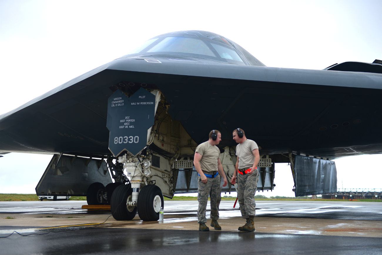 Рос б 2. Стелс b 2 Spirit кабина. Американский стелс-бомбардировщик b-2 Spirit. B-2 Spirit ВВС США. B-2 Spirit Stealth Bomber внутри.